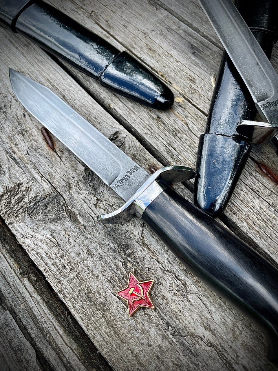 Детальный вид клинка НР-40 с клеймом З-Д ТРУД ВАЧА и значком красной звезды со серпом и молотом.