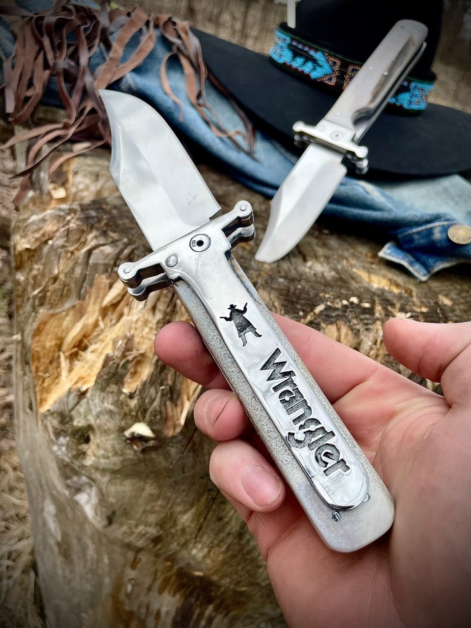 Клинок ножа Wrangler профиля Боуи крупным планом, ручная работа