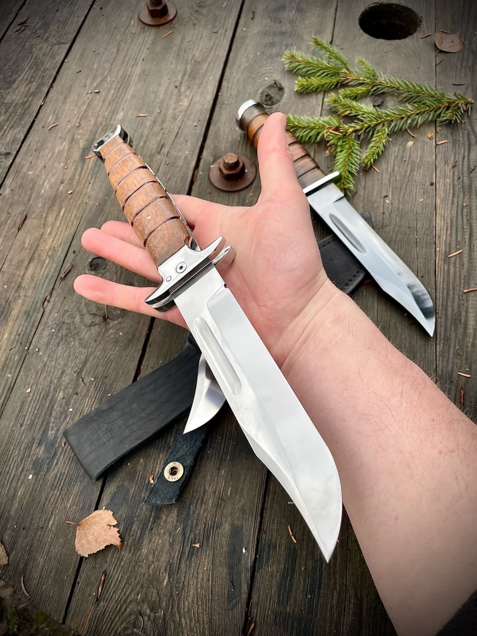 Складной нож Ka-Bar - детальный вид клинка и рукояти