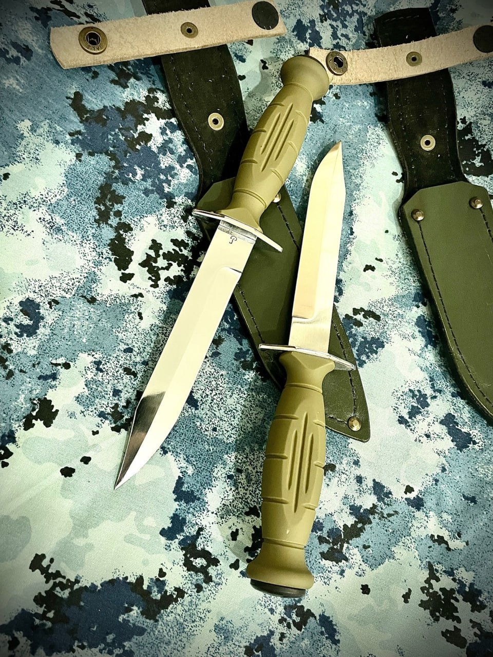 Реплики ножа разведчика НР-43 Вишня с кожаными ножнами на сине-белом зимнем камуфляжном фоне.