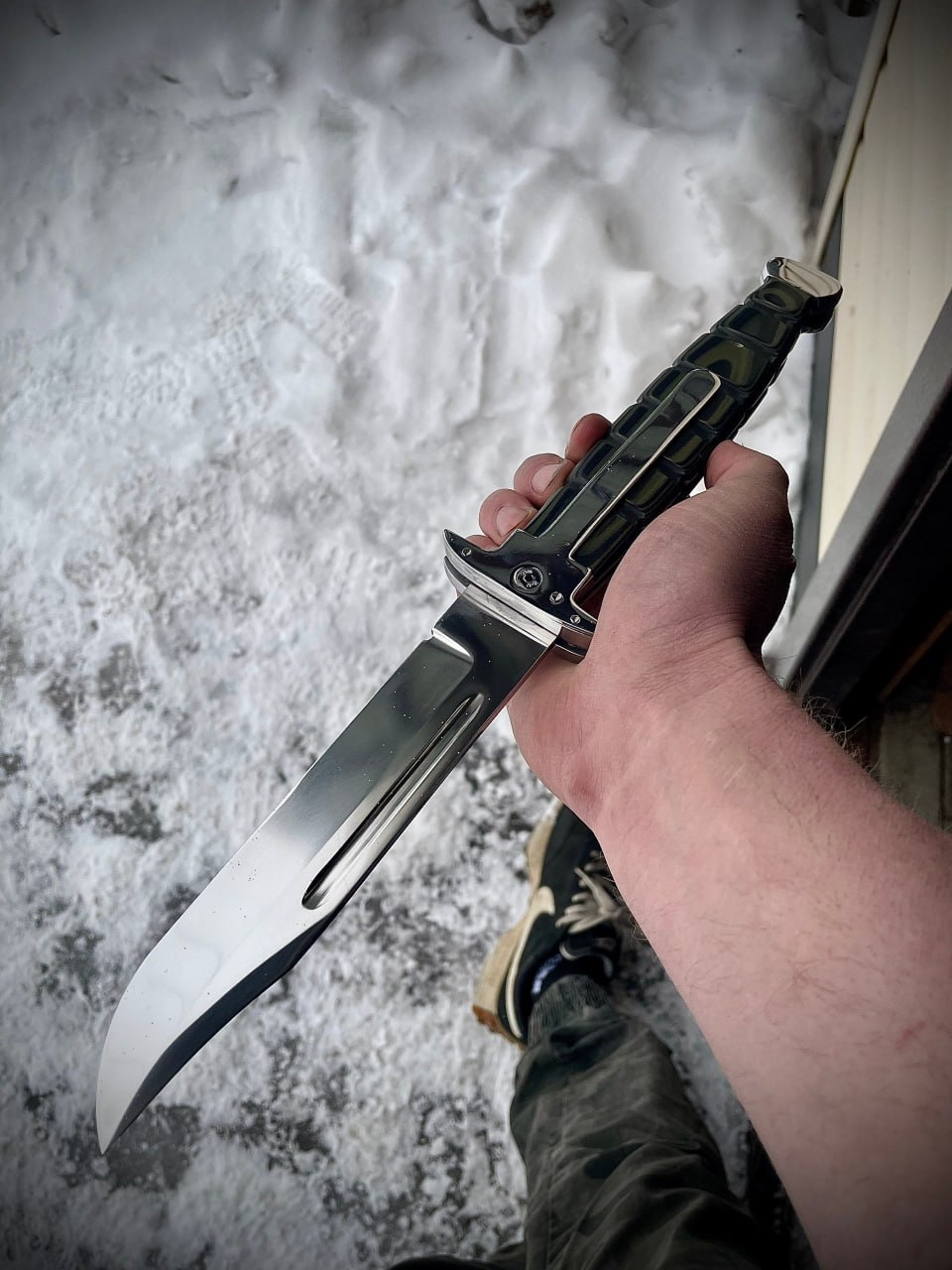 Складной нож Ka-Bar - ракурс, подчеркивающий длину клинка