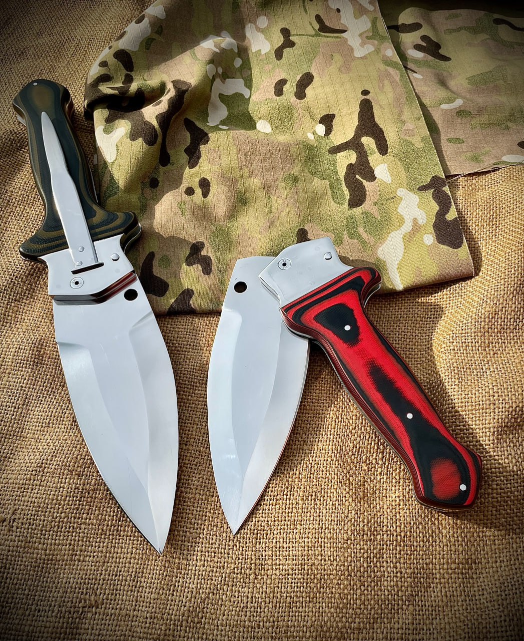 Складной нож Combat Smatchet в раскрытом виде, широкий листовидный клинок