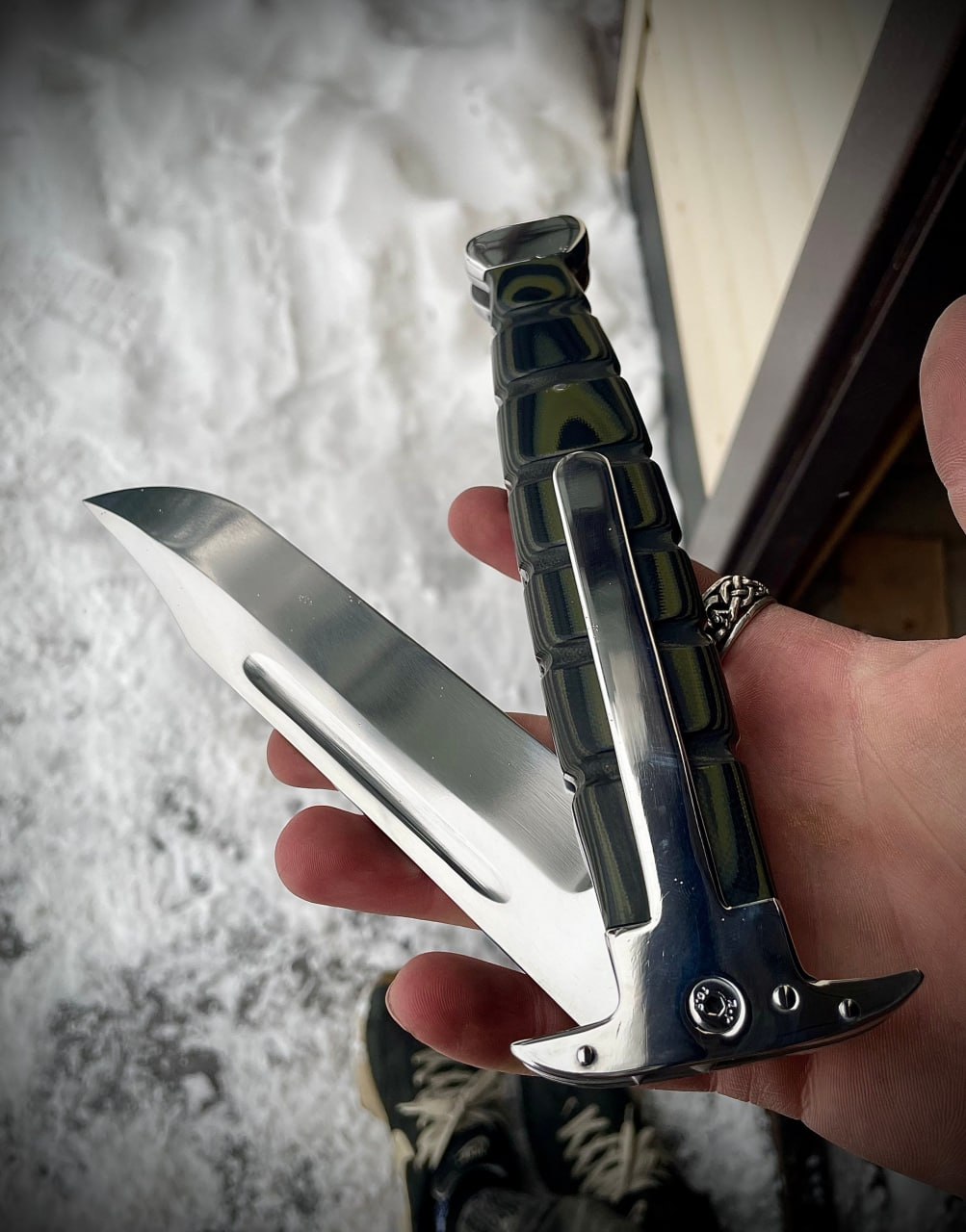 Мощный складной механизм ножа Ka-Bar крупным планом
