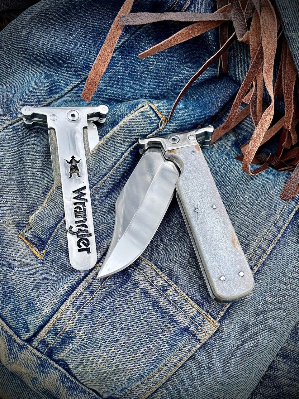 Складной нож Wrangler в раскрытом виде, демонстрирующий клинок профиля Боуи