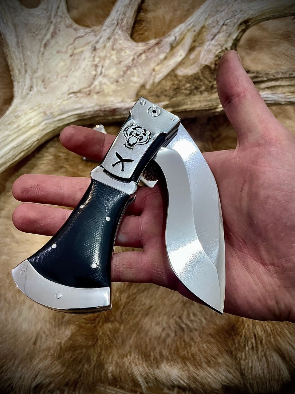 Складной нож Кукри с черной рукоятью G10, вид сбоку