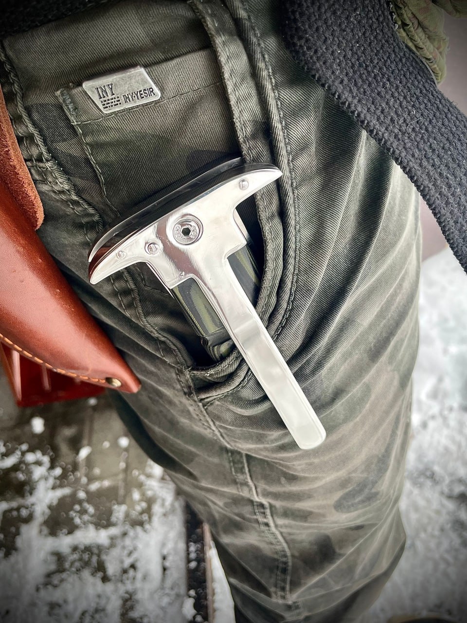 Складной нож Ka-Bar закреплен клипсой на кармане